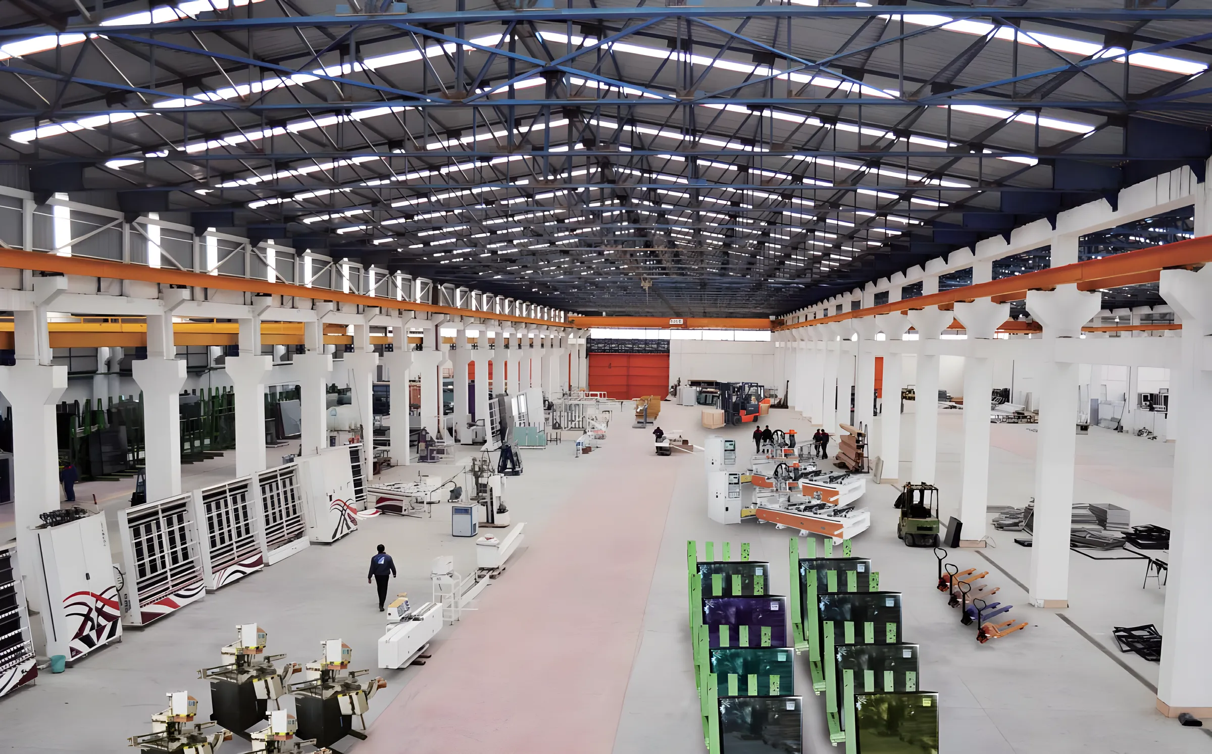 Altis istehsal kompleksi: şüşə emalı, alüminium profil və PVC istehsal xətləri.